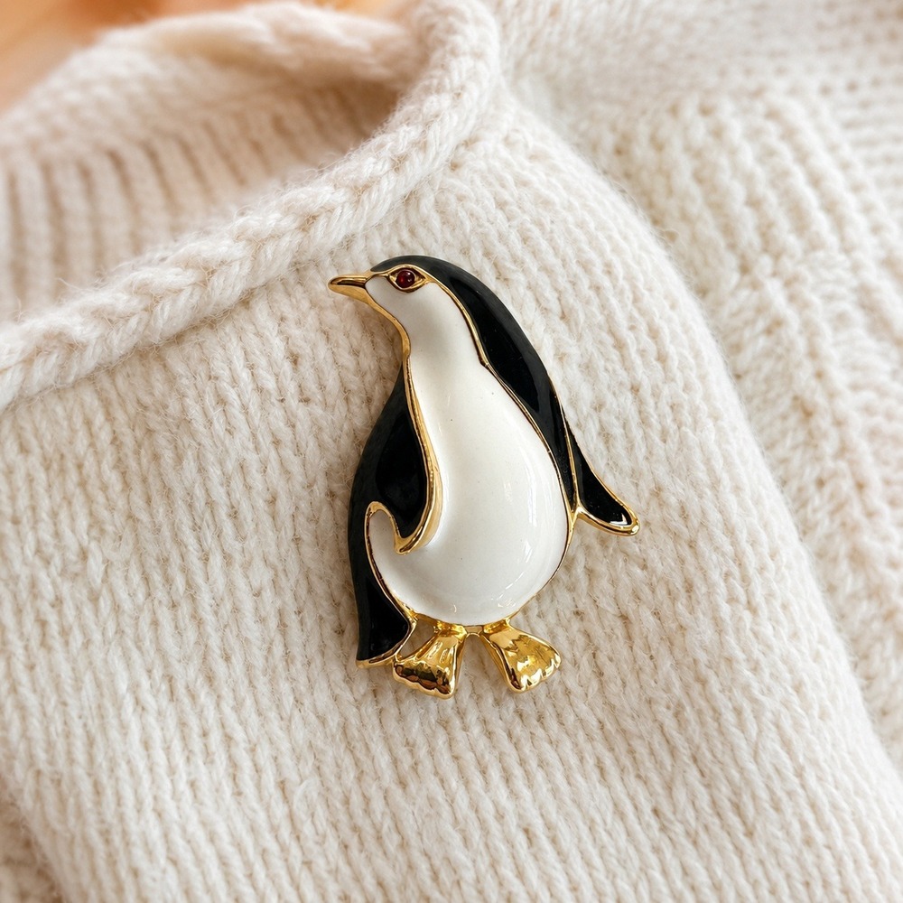VTG Penguin Brooch Enamel Gold Tone‎ Rhinestone Eye Animal Pin Whimsical Retro